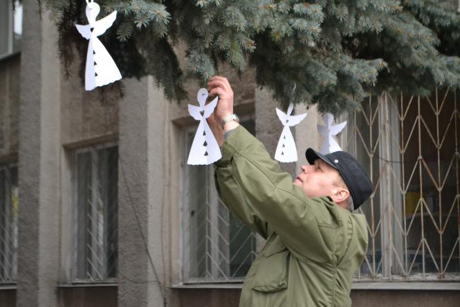 Хмельничани розвісили паперових янголів на честь Героїв Небесної Сотні, фото №6 на сайті vsim.ua
