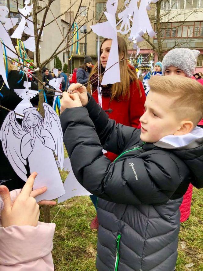 Фото дня: у Тернополі вшанували пам’ять Героїв Небесної сотні “Ангелами пам’яті”, фото №1 на сайті 20minut.ua