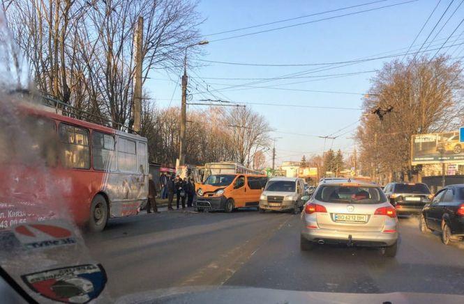 Новини Тернополя - фото з На Злуки аварія за участю тролейбуса.  Кілька вулиць в заторах (оновлено) На Злуки аварія за участю тролейбуса.  Кілька вулиць в заторах (оновлено), фото №2 на сайті 20minut.ua