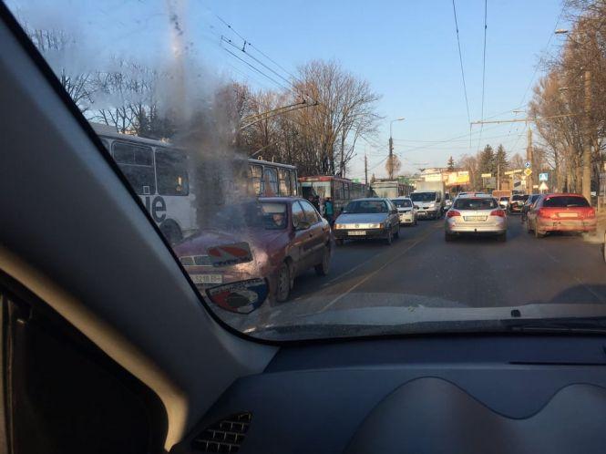 Новини Тернополя - фото з На Злуки аварія за участю тролейбуса.  Кілька вулиць в заторах (оновлено) На Злуки аварія за участю тролейбуса.  Кілька вулиць в заторах (оновлено), фото №3 на сайті 20minut.ua