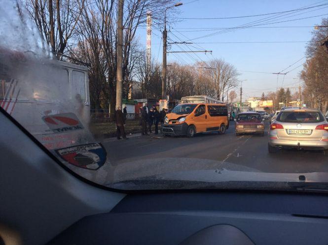 Новини Тернополя - фото з На Злуки аварія за участю тролейбуса.  Кілька вулиць в заторах (оновлено) На Злуки аварія за участю тролейбуса.  Кілька вулиць в заторах (оновлено), фото №1 на сайті 20minut.ua