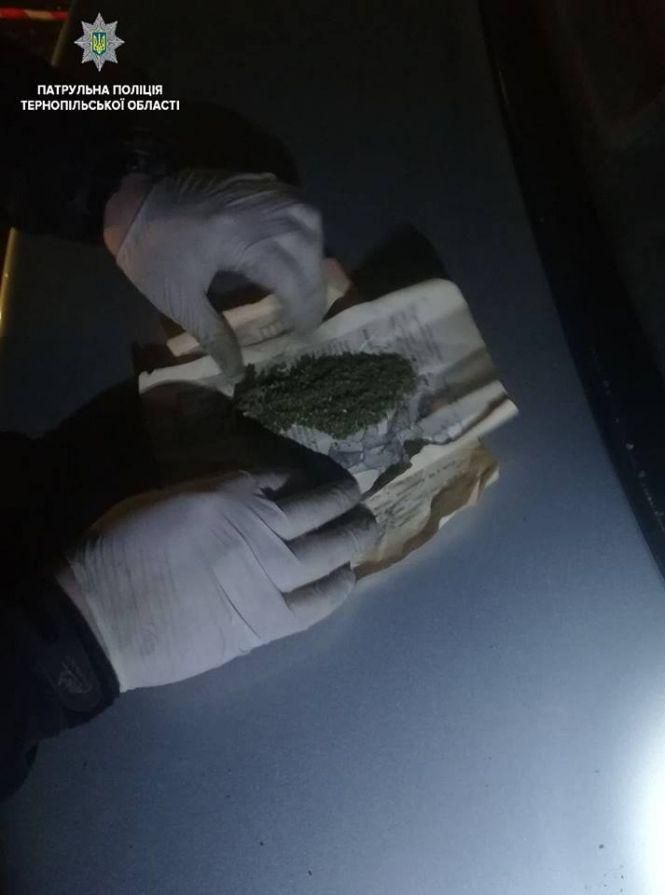 Новини Тернополя - фото з У Тернополі затримали “липового” поліцейського під "кайфом" з пістолетом і наркотиками У Тернополі затримали “липового” поліцейського під "кайфом" з пістолетом і наркотиками, фото №3 на сайті 20minut.ua