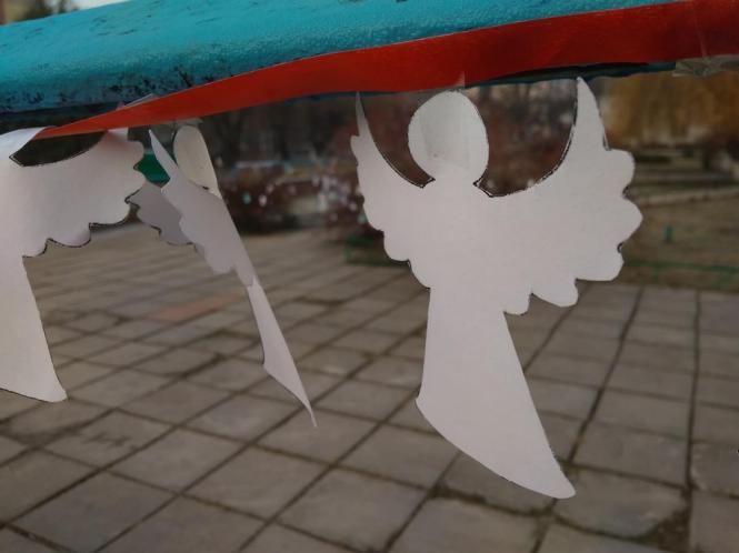 Ангели скорботи на шкільному подвір’ї Кам’янця (ФОТО), фото №1 на сайті 20minut.ua