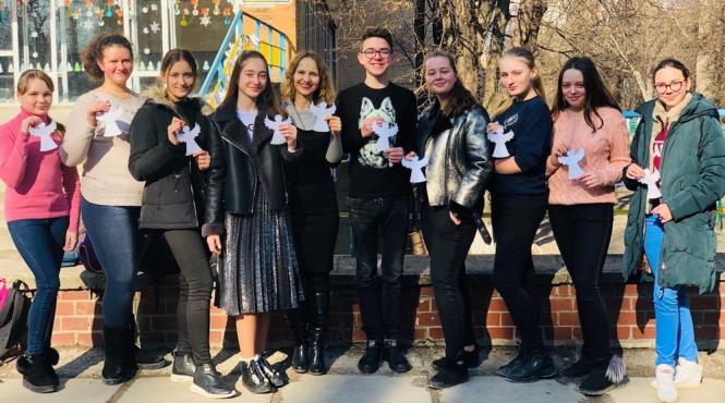 Ангели скорботи на шкільному подвір’ї Кам’янця (ФОТО), фото №2 на сайті 20minut.ua