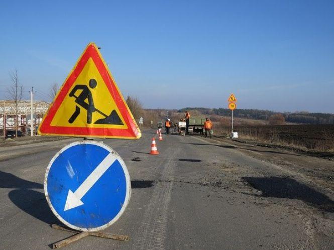 Новини Хмельницького - фото з Дорожники латають трасу біля Хмельницького. Водіїв просять бути уважними Дорожники латають трасу біля Хмельницького. Водіїв просять бути уважними, фото №1 на сайті vsim.ua