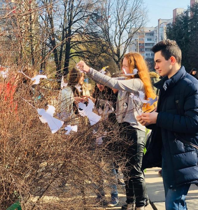 Ангели скорботи на шкільному подвір’ї Кам’янця (ФОТО), фото №4 на сайті 20minut.ua