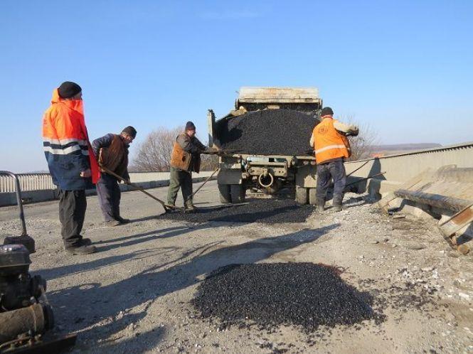 Новини Хмельницького - фото з Дорожники латають трасу біля Хмельницького. Водіїв просять бути уважними Дорожники латають трасу біля Хмельницького. Водіїв просять бути уважними, фото №2 на сайті vsim.ua
