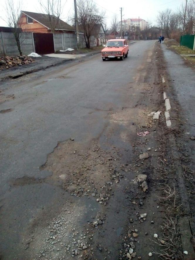 Новини Козятина - фото з В селі Козятин в деякі ями "плюнули" камінцями (Оновлено) В селі Козятин в деякі ями "плюнули" камінцями (Оновлено), фото №2 на сайті 20minut.ua