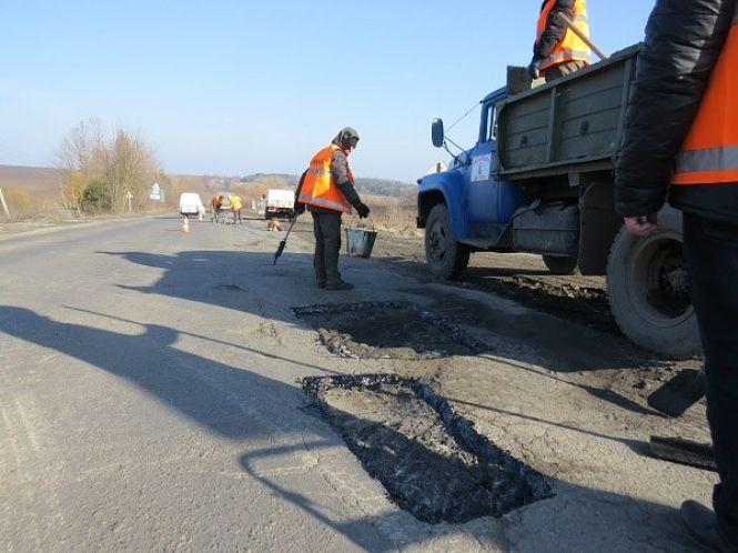 Новини Хмельницького - фото з Дорожники латають трасу біля Хмельницького. Водіїв просять бути уважними Дорожники латають трасу біля Хмельницького. Водіїв просять бути уважними, фото №3 на сайті vsim.ua