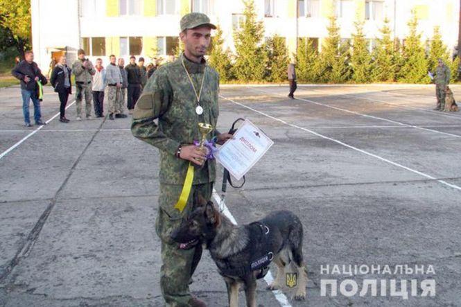На Хмельниччині поліцейські з собаками посеред ночі шукали туриста у лісі, фото №1 на сайті vsim.ua
