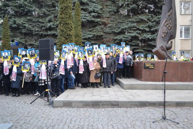 Жалобна хода, квіти та лампадки: хмельничани вшанували Героїв Небесної Сотні, фото №15 на сайті vsim.ua