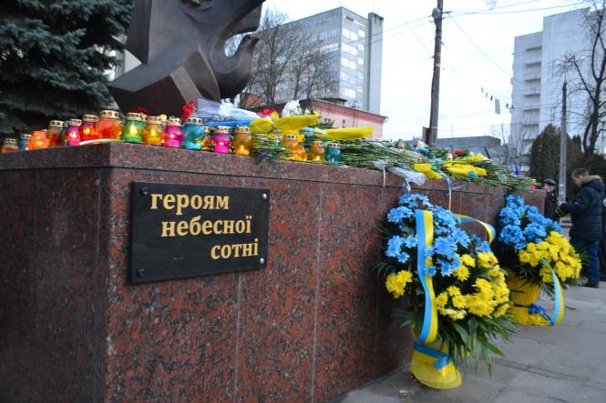 Жалобна хода, квіти та лампадки: хмельничани вшанували Героїв Небесної Сотні, фото №28 на сайті vsim.ua