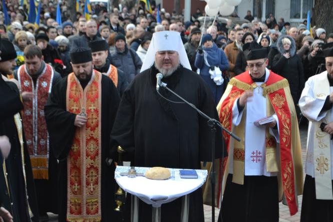 Жалобна хода, квіти та лампадки: хмельничани вшанували Героїв Небесної Сотні, фото №19 на сайті vsim.ua