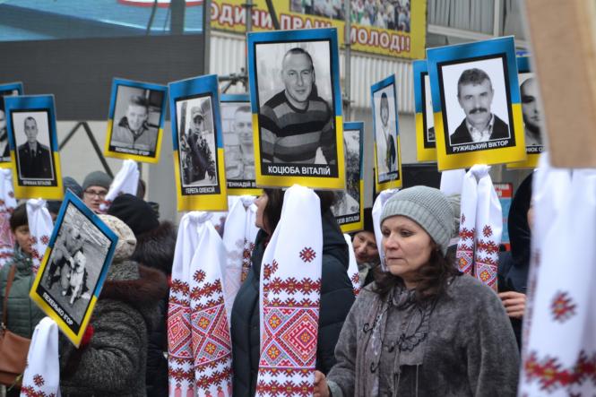 Жалобна хода, квіти та лампадки: хмельничани вшанували Героїв Небесної Сотні, фото №14 на сайті vsim.ua