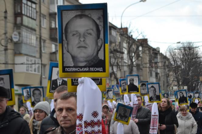 Жалобна хода, квіти та лампадки: хмельничани вшанували Героїв Небесної Сотні, фото №7 на сайті vsim.ua