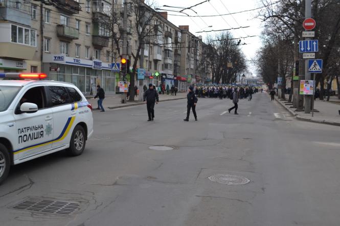 Жалобна хода, квіти та лампадки: хмельничани вшанували Героїв Небесної Сотні, фото №1 на сайті vsim.ua
