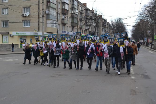 Жалобна хода, квіти та лампадки: хмельничани вшанували Героїв Небесної Сотні, фото №2 на сайті vsim.ua