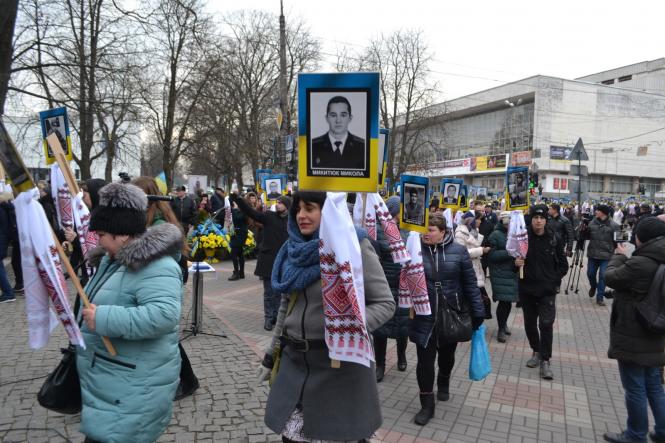 Жалобна хода, квіти та лампадки: хмельничани вшанували Героїв Небесної Сотні, фото №11 на сайті vsim.ua