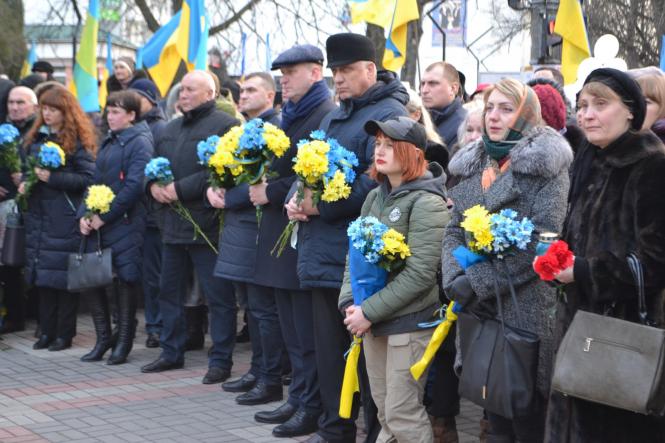Жалобна хода, квіти та лампадки: хмельничани вшанували Героїв Небесної Сотні, фото №18 на сайті vsim.ua