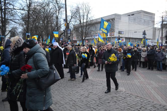 Жалобна хода, квіти та лампадки: хмельничани вшанували Героїв Небесної Сотні, фото №25 на сайті vsim.ua