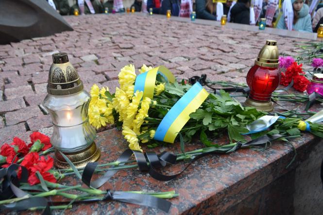 Жалобна хода, квіти та лампадки: хмельничани вшанували Героїв Небесної Сотні, фото №22 на сайті vsim.ua