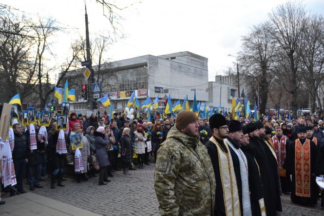 Жалобна хода, квіти та лампадки: хмельничани вшанували Героїв Небесної Сотні, фото №20 на сайті vsim.ua