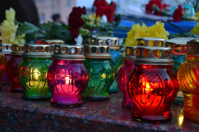 Жалобна хода, квіти та лампадки: хмельничани вшанували Героїв Небесної Сотні, фото №30 на сайті vsim.ua