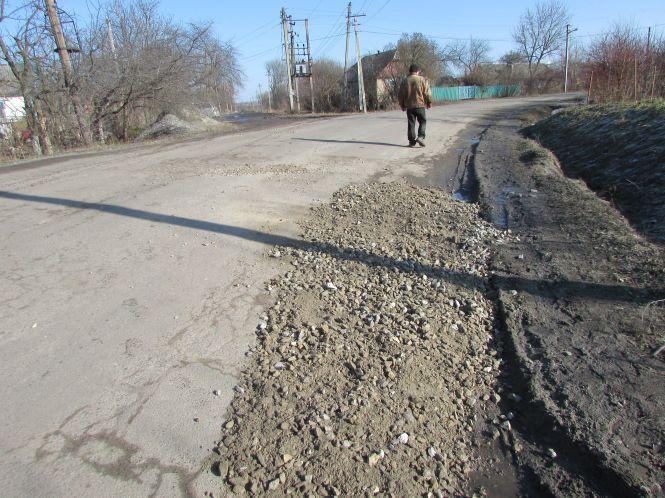 Новини Козятина - фото з В селі Козятин в деякі ями "плюнули" камінцями (Оновлено) В селі Козятин в деякі ями "плюнули" камінцями (Оновлено), фото №12 на сайті 20minut.ua