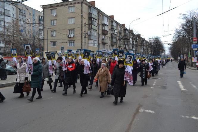 Жалобна хода, квіти та лампадки: хмельничани вшанували Героїв Небесної Сотні, фото №4 на сайті vsim.ua