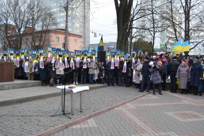 Жалобна хода, квіти та лампадки: хмельничани вшанували Героїв Небесної Сотні, фото №16 на сайті vsim.ua