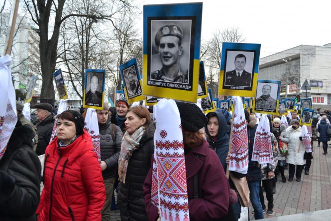 Жалобна хода, квіти та лампадки: хмельничани вшанували Героїв Небесної Сотні, фото №13 на сайті vsim.ua