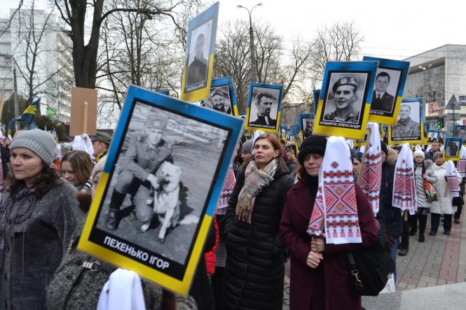 Жалобна хода, квіти та лампадки: хмельничани вшанували Героїв Небесної Сотні, фото №12 на сайті vsim.ua