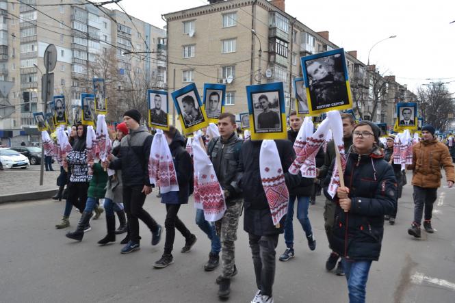 Жалобна хода, квіти та лампадки: хмельничани вшанували Героїв Небесної Сотні, фото №3 на сайті vsim.ua