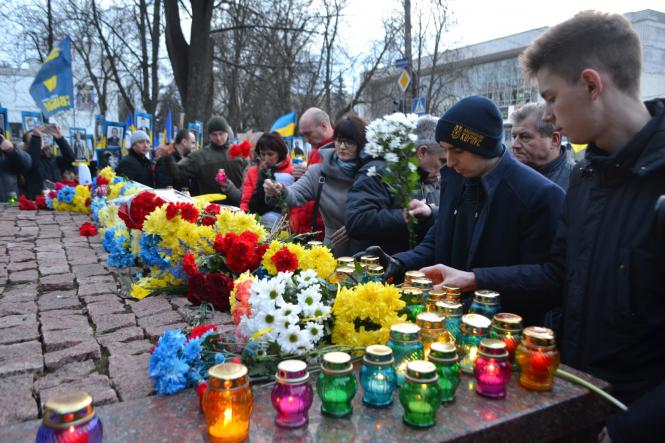 Жалобна хода, квіти та лампадки: хмельничани вшанували Героїв Небесної Сотні, фото №26 на сайті vsim.ua