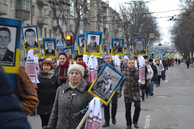 Жалобна хода, квіти та лампадки: хмельничани вшанували Героїв Небесної Сотні, фото №6 на сайті vsim.ua