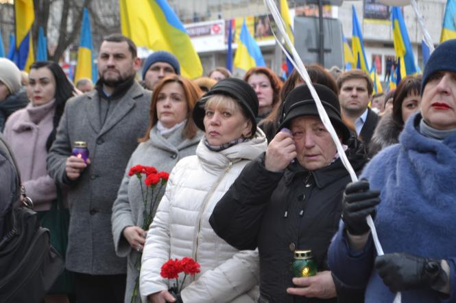 Жалобна хода, квіти та лампадки: хмельничани вшанували Героїв Небесної Сотні, фото №17 на сайті vsim.ua