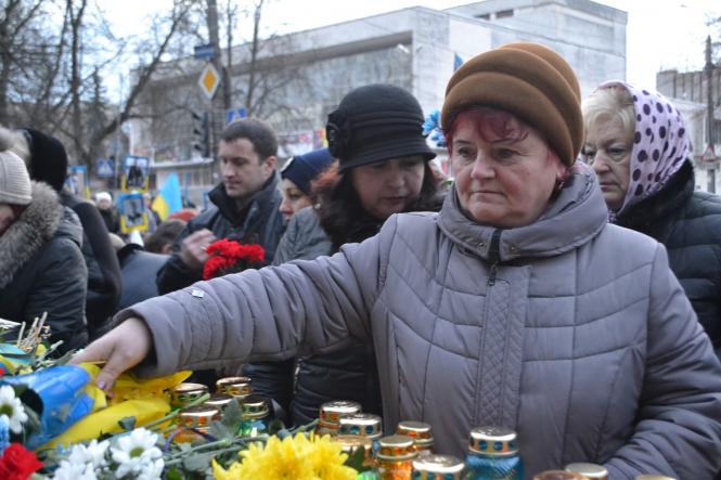 Жалобна хода, квіти та лампадки: хмельничани вшанували Героїв Небесної Сотні, фото №27 на сайті vsim.ua