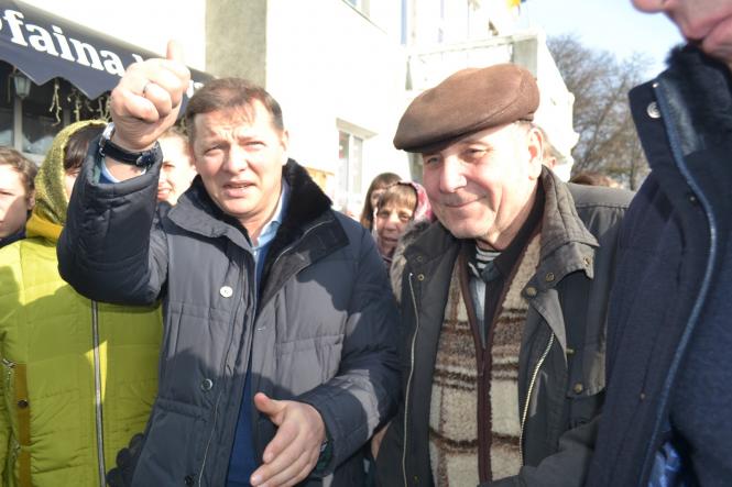 Новини Хмельницького - фото з “Менше свиней при владі, більше корів у селі”: Олег Ляшко відвідав Летичів (прес-служба Радикальної партії Олега Ляшка) “Менше свиней при владі, більше корів у селі”: Олег Ляшко відвідав Летичів (прес-служба Радикальної партії Олега Ляшка), фото №4 на сайті vsim.ua