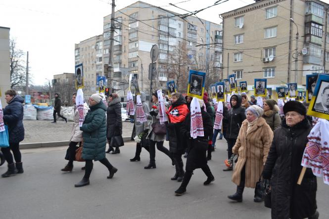 Жалобна хода, квіти та лампадки: хмельничани вшанували Героїв Небесної Сотні, фото №5 на сайті vsim.ua