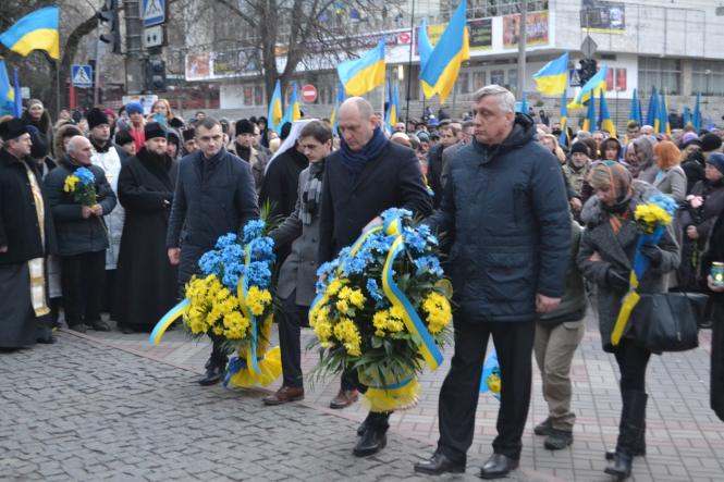 Жалобна хода, квіти та лампадки: хмельничани вшанували Героїв Небесної Сотні, фото №24 на сайті vsim.ua