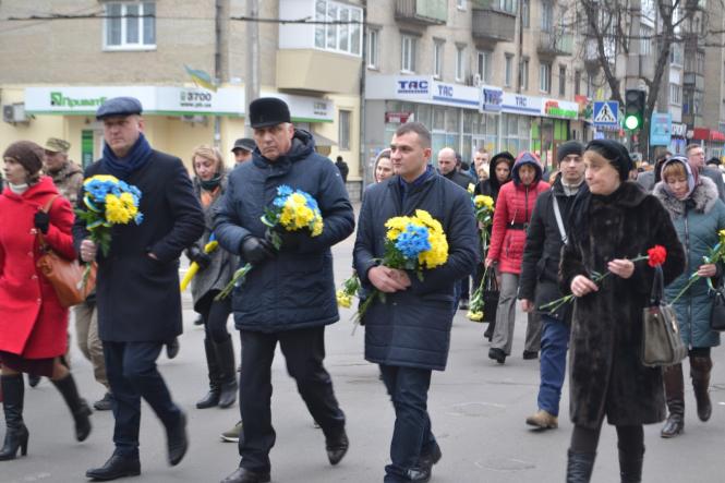 Жалобна хода, квіти та лампадки: хмельничани вшанували Героїв Небесної Сотні, фото №8 на сайті vsim.ua