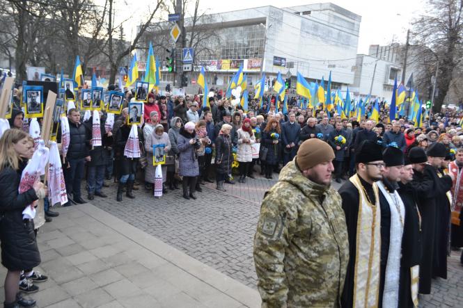 Жалобна хода, квіти та лампадки: хмельничани вшанували Героїв Небесної Сотні, фото №21 на сайті vsim.ua