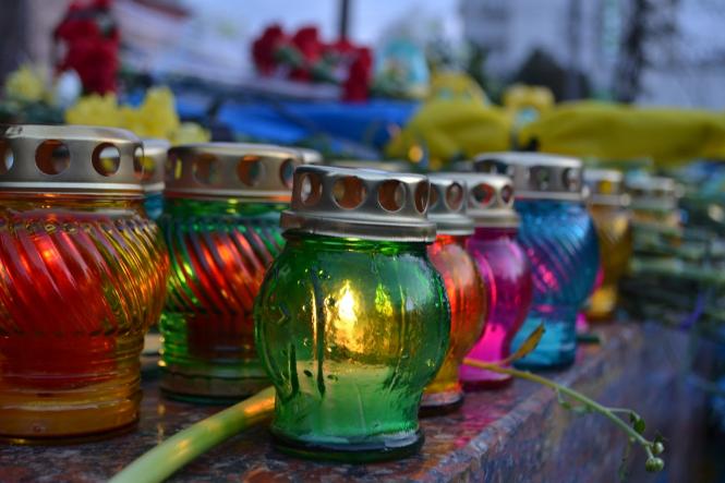 Жалобна хода, квіти та лампадки: хмельничани вшанували Героїв Небесної Сотні, фото №29 на сайті vsim.ua