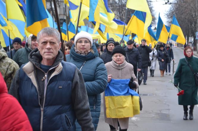 Жалобна хода, квіти та лампадки: хмельничани вшанували Героїв Небесної Сотні, фото №10 на сайті vsim.ua