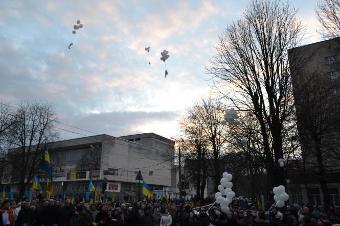 Жалобна хода, квіти та лампадки: хмельничани вшанували Героїв Небесної Сотні, фото №23 на сайті vsim.ua