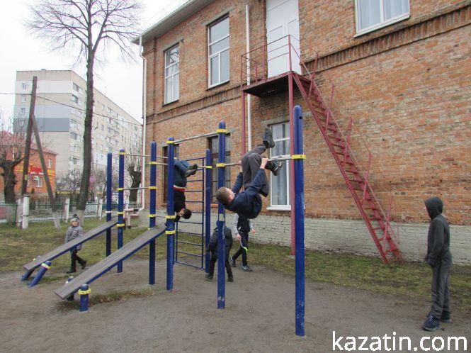 Учні школи №2 на спортмайданчику, фото №2 на сайті 20minut.ua