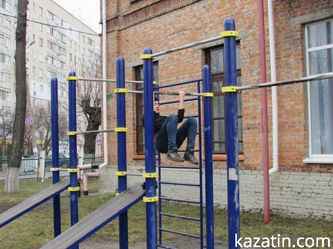 Учні школи №2 на спортмайданчику, фото №1 на сайті 20minut.ua