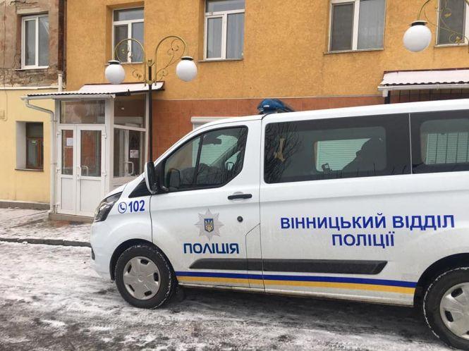 У центрі Вінниці розбили вікна в офісі партії «БПП»: на місці працює поліція, фото №2 на сайті 20minut.ua