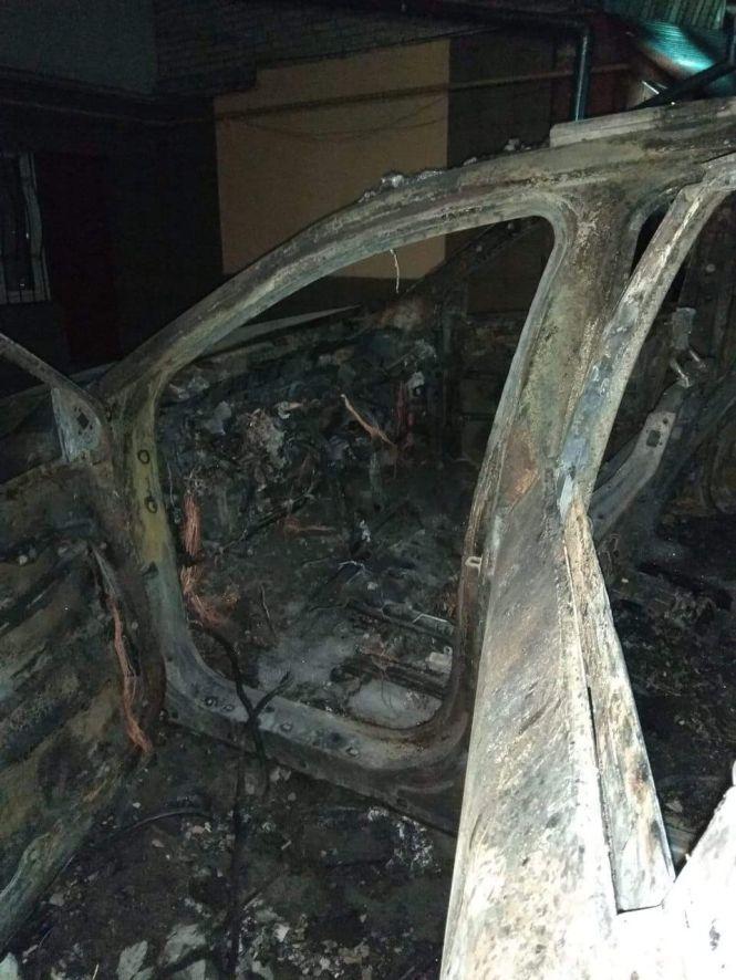 Новини Тернополя - фото з На "Алясці" вночі згоріли два автомобілі Kia На "Алясці" вночі згоріли два автомобілі Kia, фото №3 на сайті 20minut.ua