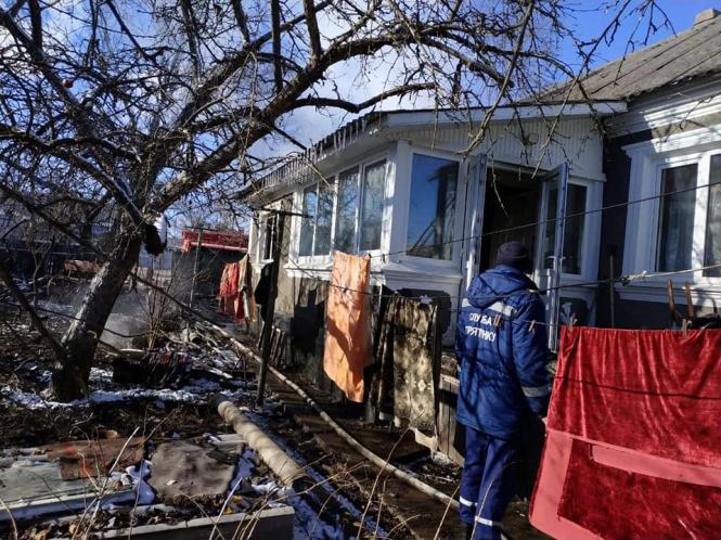 Надзвичайники вивели подружжя пенсіонерів з горючого будинку, що на Кам’янці (ФОТО+ВІДЕО), фото №3 на сайті 20minut.ua